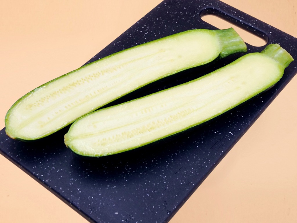 Cukinia faszerowana serem i sosem pomidorowym przepis