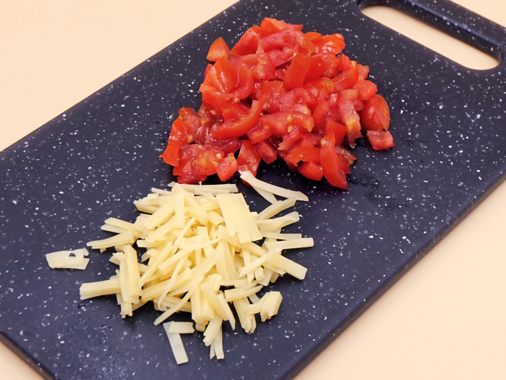 Jajka faszerowane pomidorkami koktajlowymi i serem mozzarella przepis