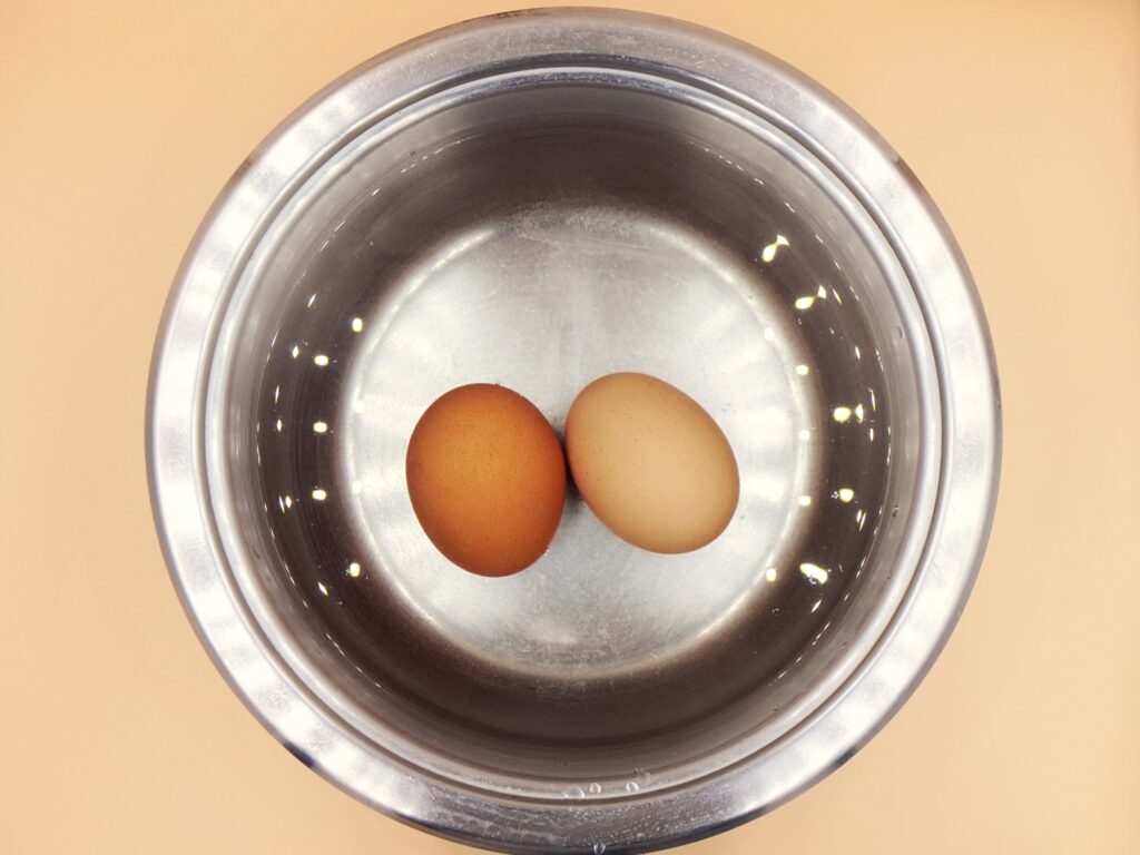 Jajka faszerowane pomidorkami koktajlowymi i serem mozzarella przepis