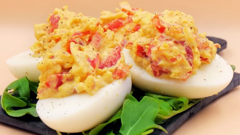 Jajka faszerowane pomidorkami koktajlowymi i serem mozzarella przepis