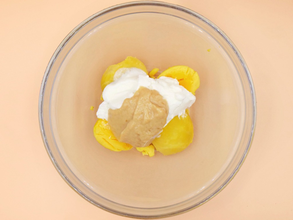 Jajka faszerowane pomidorkami koktajlowymi i serem mozzarella przepis