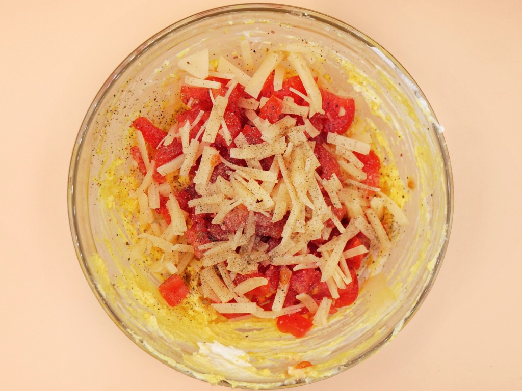 Jajka faszerowane pomidorkami koktajlowymi i serem mozzarella przepis