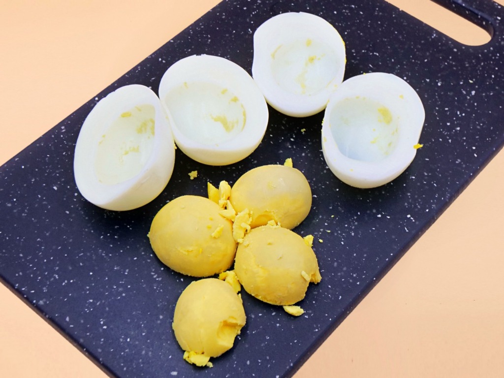 Jajka faszerowane pomidorkami koktajlowymi i serem mozzarella przepis