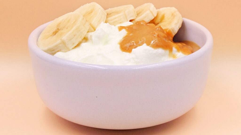 jogurt naturalny z maslem orzechowym i bananem przepis