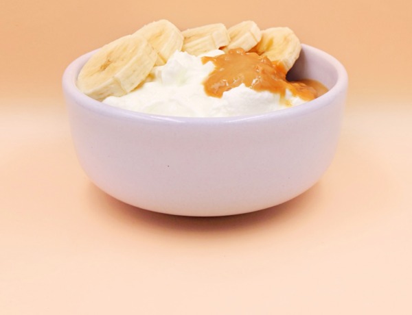 jogurt naturalny z maslem orzechowym i bananem przepis