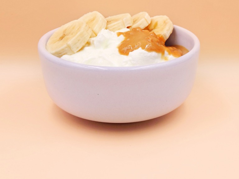 jogurt naturalny z maslem orzechowym i bananem przepis