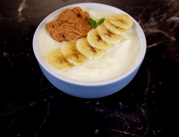 Jogurt naturalny z masłem orzechowym i bananem przepis