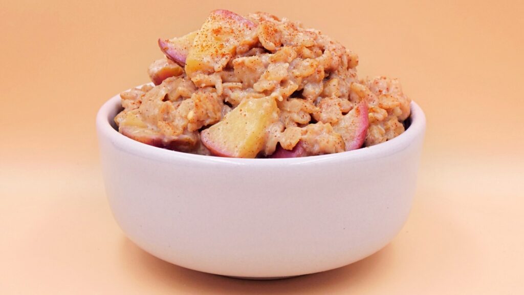 Owsianka na mleku z jabłkiem, masłem i cynamonem przepis