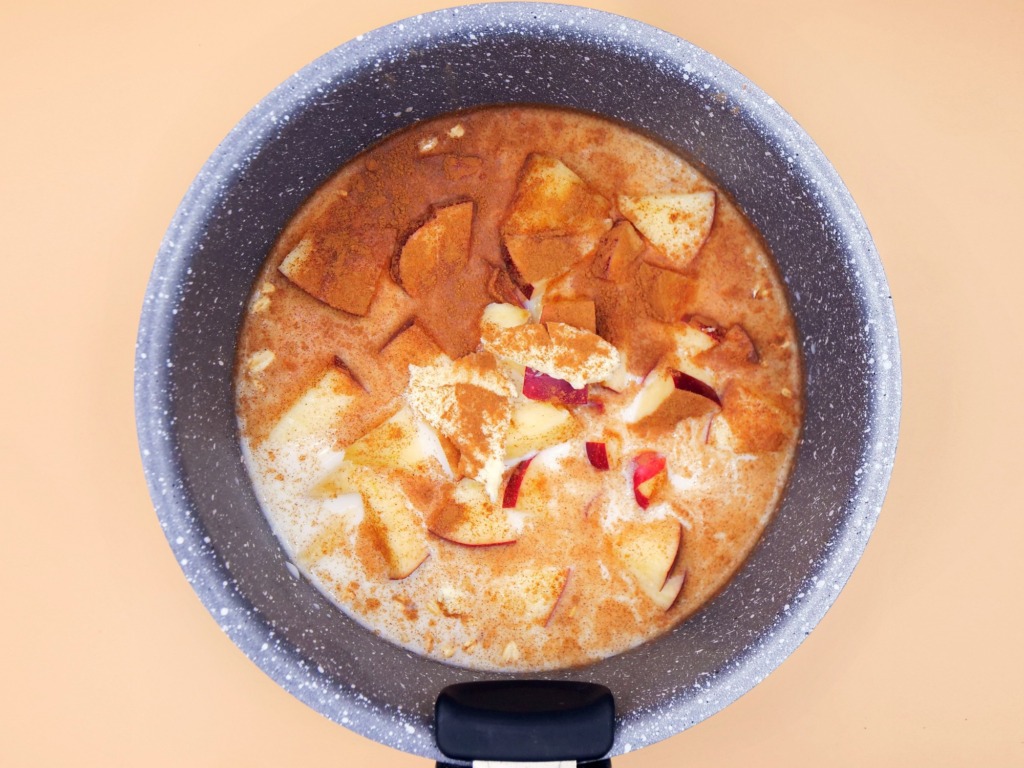 Owsianka na mleku z jabłkiem, masłem i cynamonem przepis