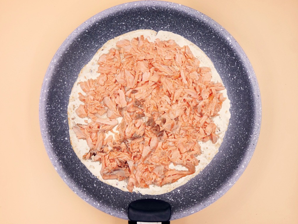 Quesadilla z pieczonym łososiem i serkiem przepis