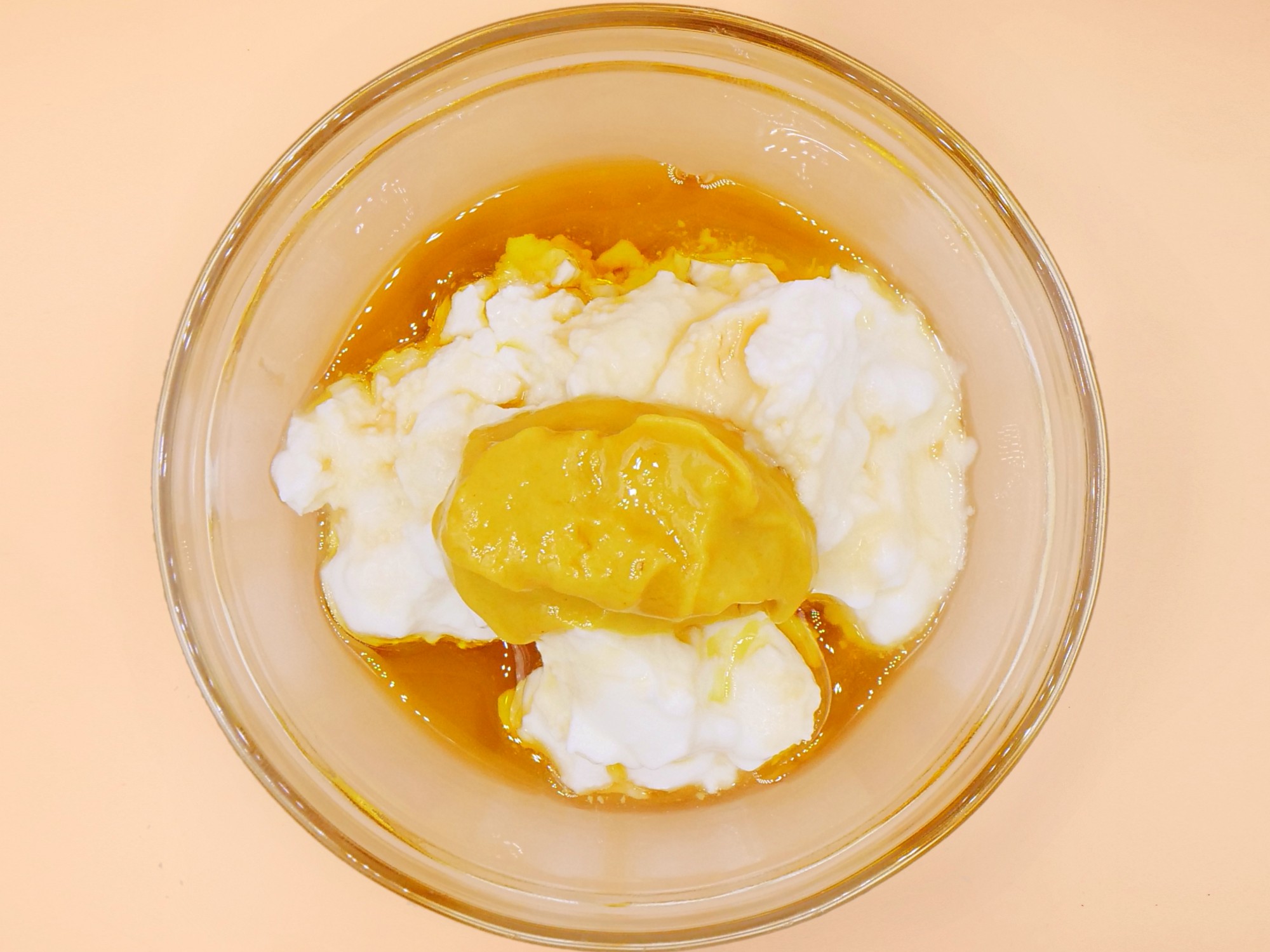 Sałatka jajeczna z boczkiem i sosem miodowo-musztardowym przepis