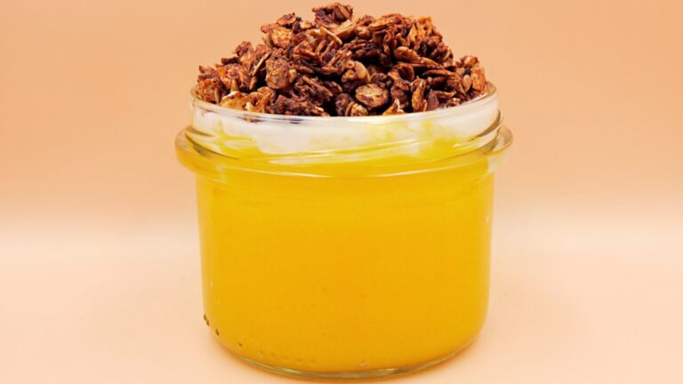 granola z jogurtem i musem z mango przepis