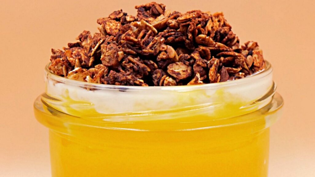 granola z jogurtem i musem z mango przepis