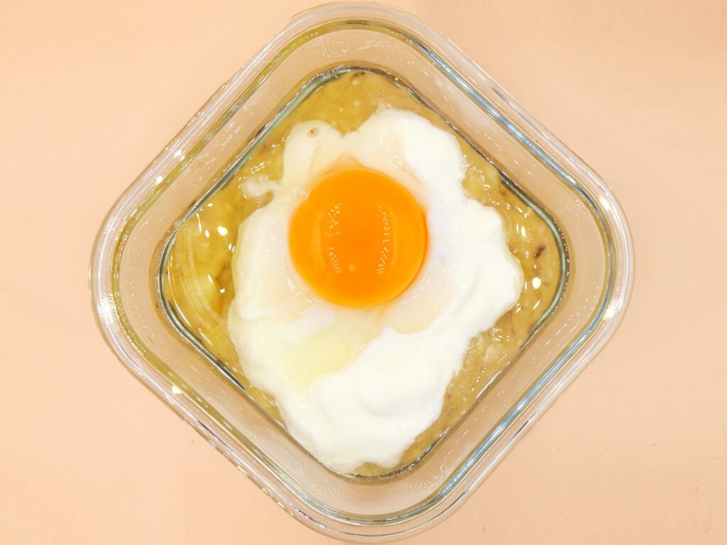 Bananowe ciasto z białkową polewą przepis