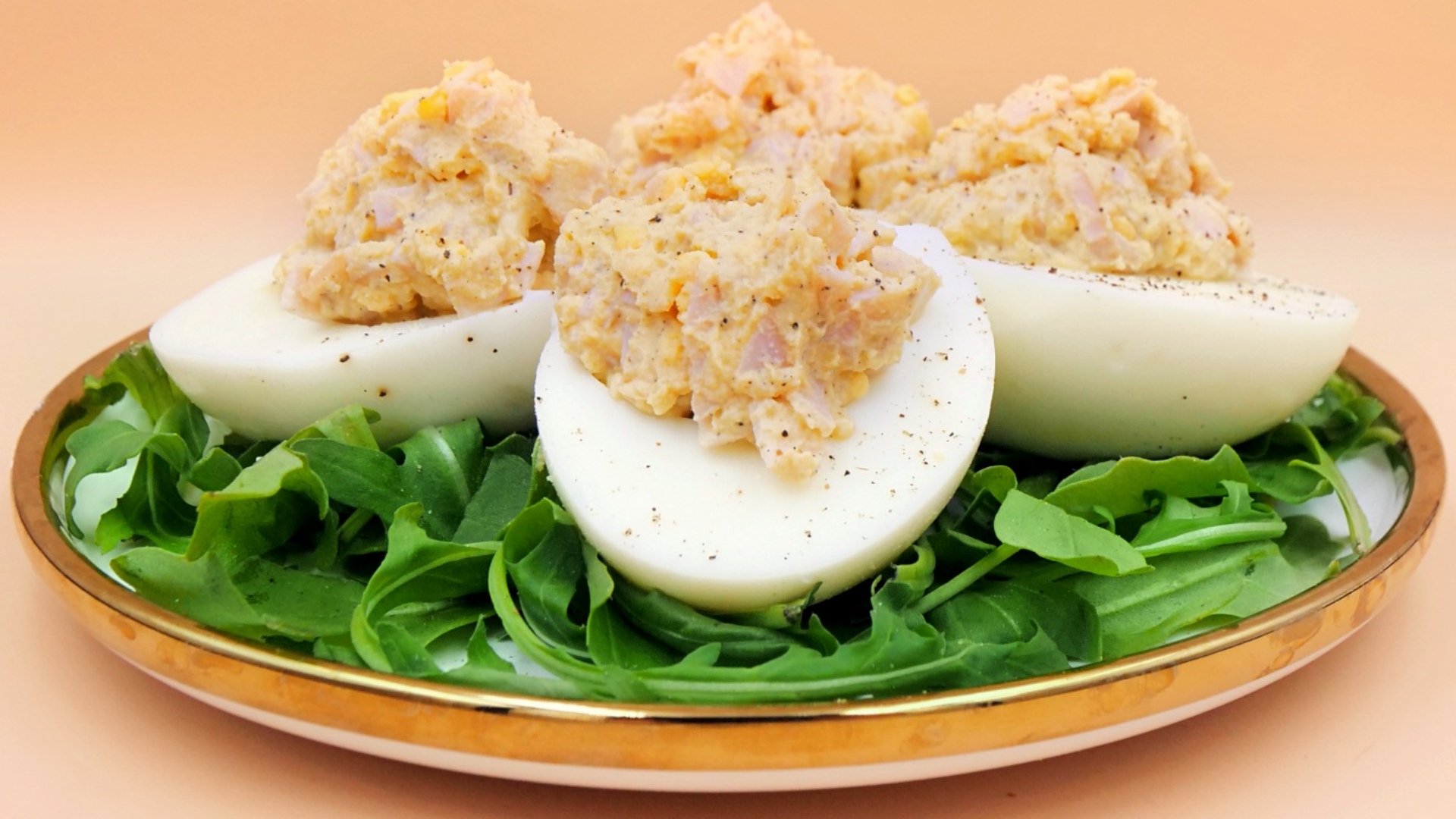 Jajka faszerowane wędliną i serkiem kremowym przepis
