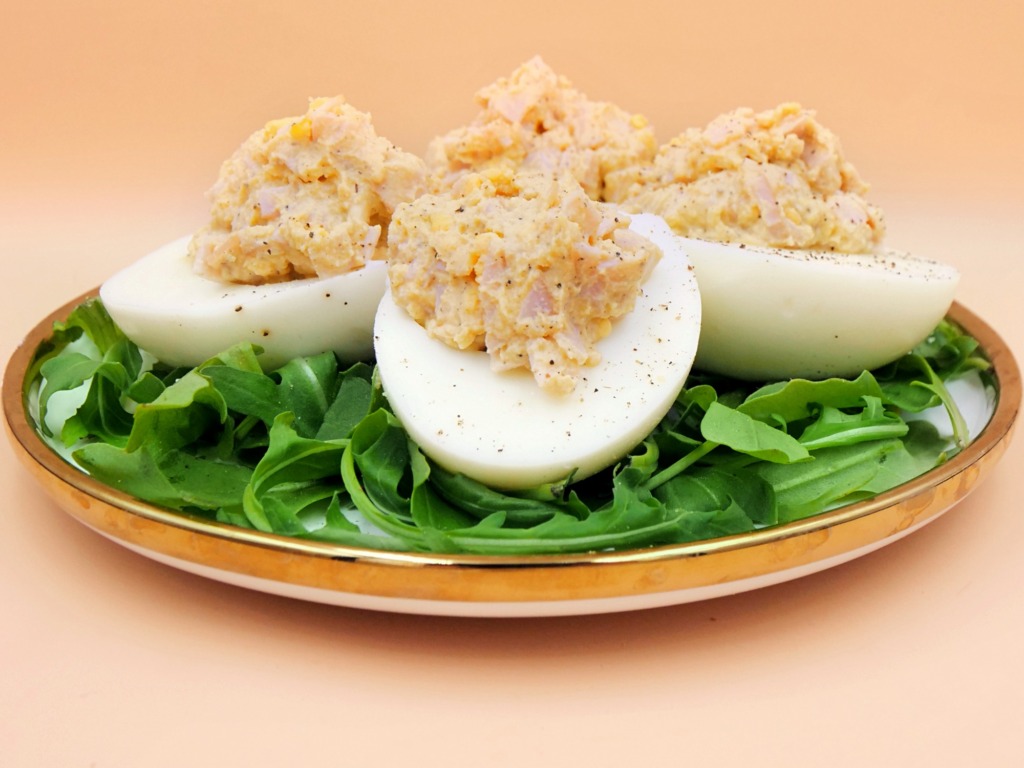 Jajka faszerowane wędliną i serkiem kremowym przepis