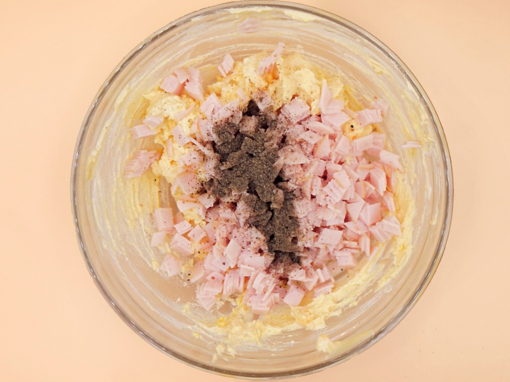 Jajka faszerowane wędliną i serkiem kremowym przepis