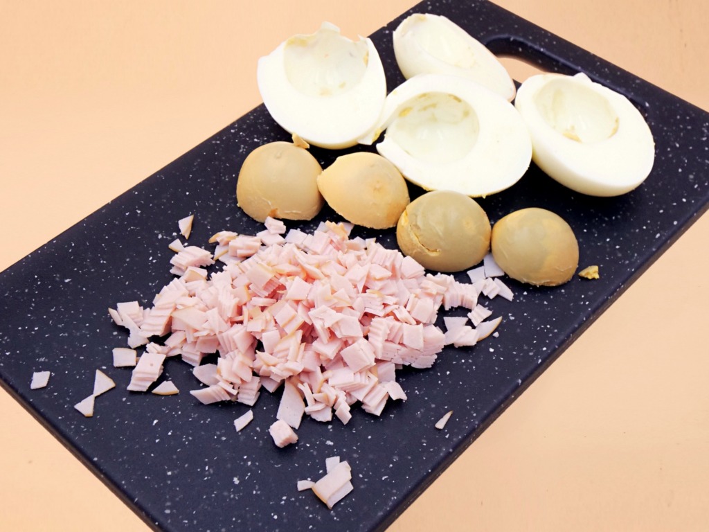 Jajka faszerowane wędliną i serkiem kremowym przepis