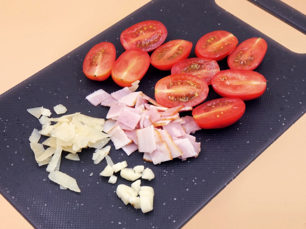 Makaron z boczkiem i jajkiem w koszulce przepis
