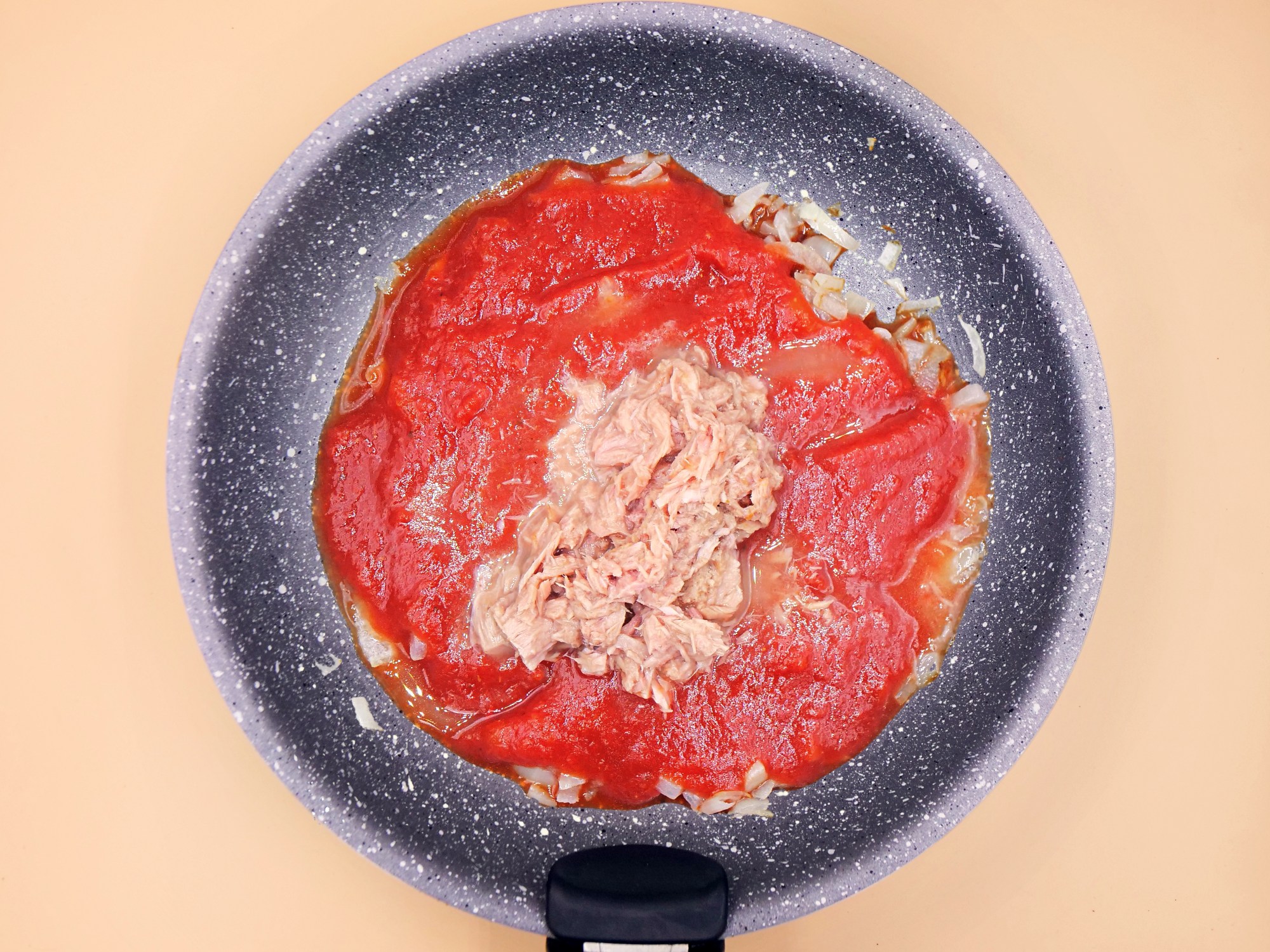Makaron z tuńczykiem w sosie pomidorowym przepis
