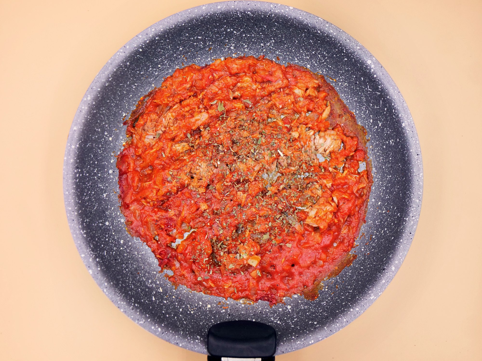 Makaron z tuńczykiem w sosie pomidorowym przepis