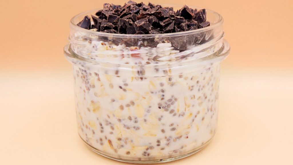 nocna owsianka kokosowa z czekoladą przepis