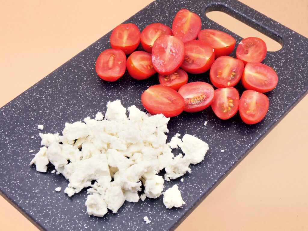 Sałatka z brokuła, pomidorków koktajlowych i sera feta przepis