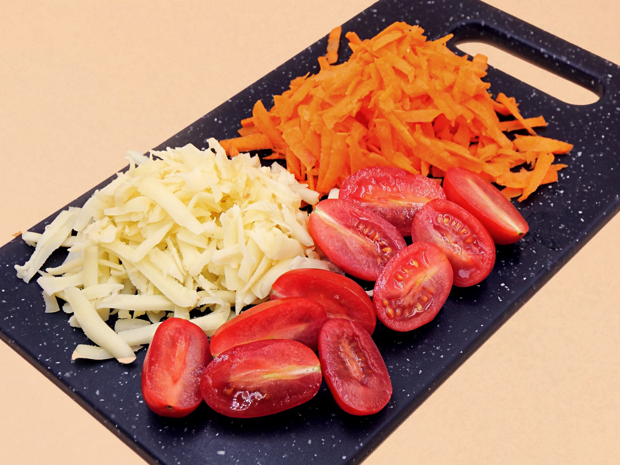 Sałatka z serem mozzarella, marchewką i pomidorkami koktajlowymi przepis