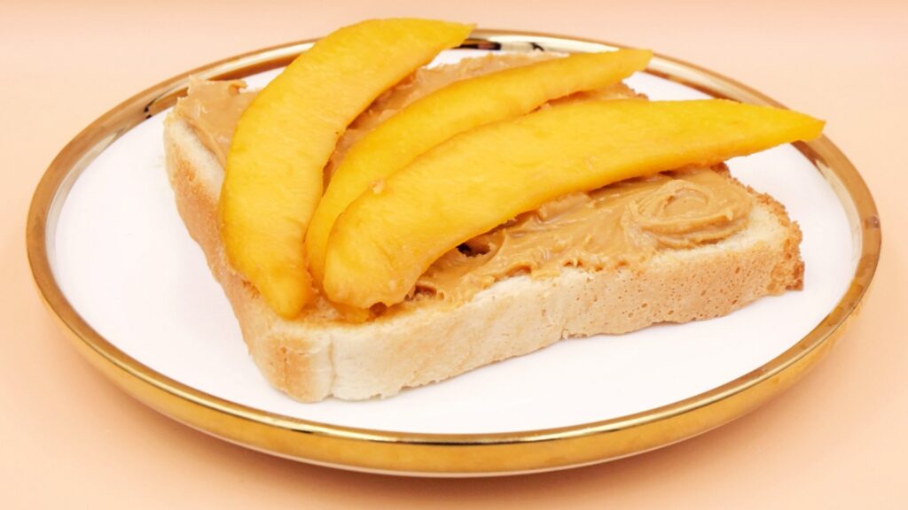Tost z masłem orzechowym i mango przepis