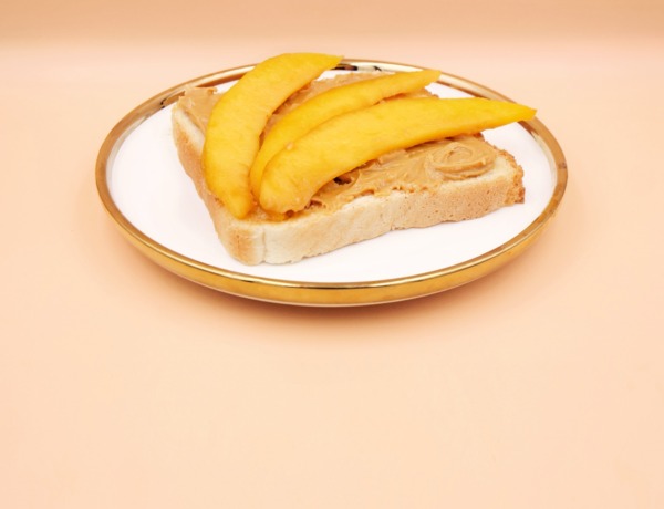 Tost z masłem orzechowym i mango przepis