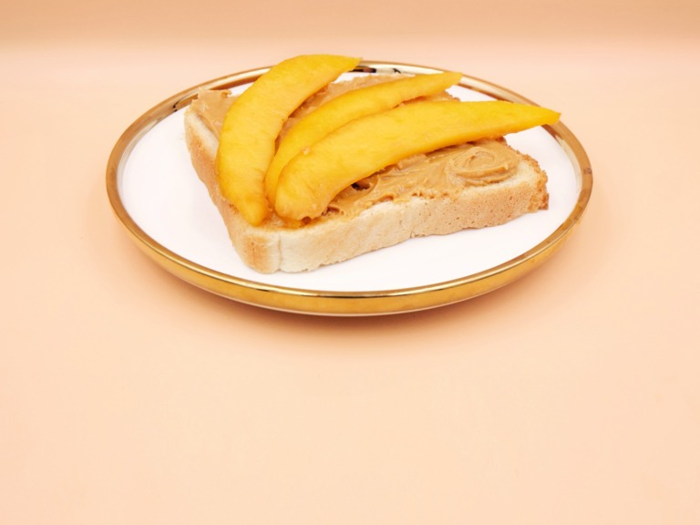 Tost z masłem orzechowym i mango przepis