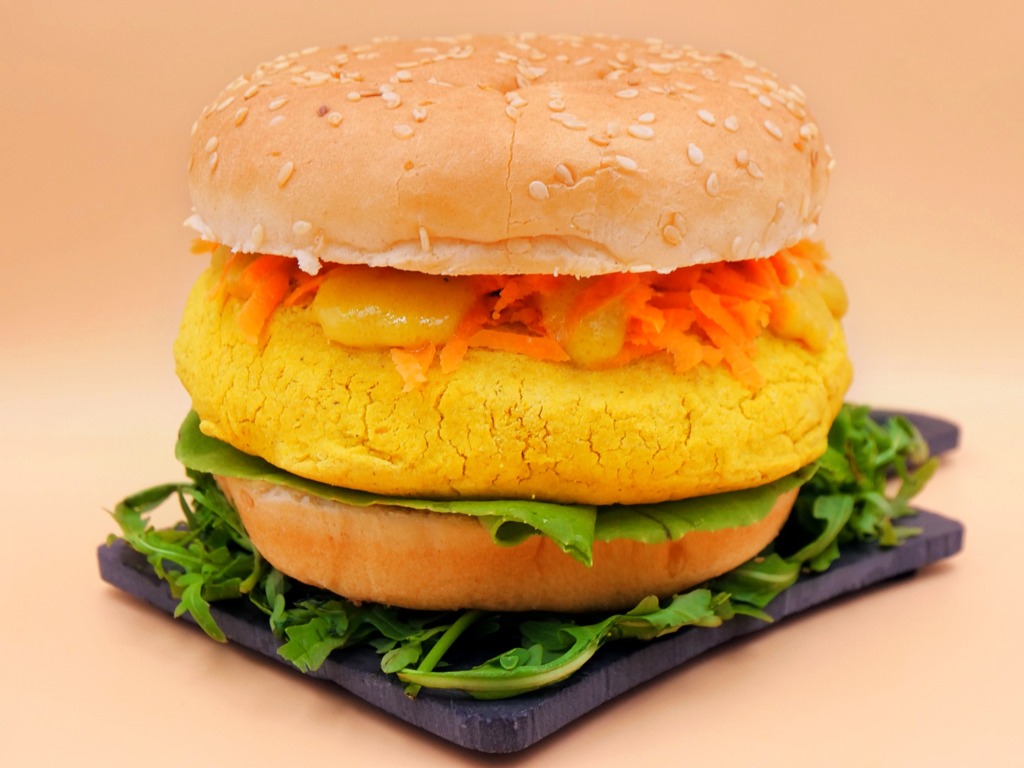 Wegański burger z cieciorką i sosem musztardowym przepis
