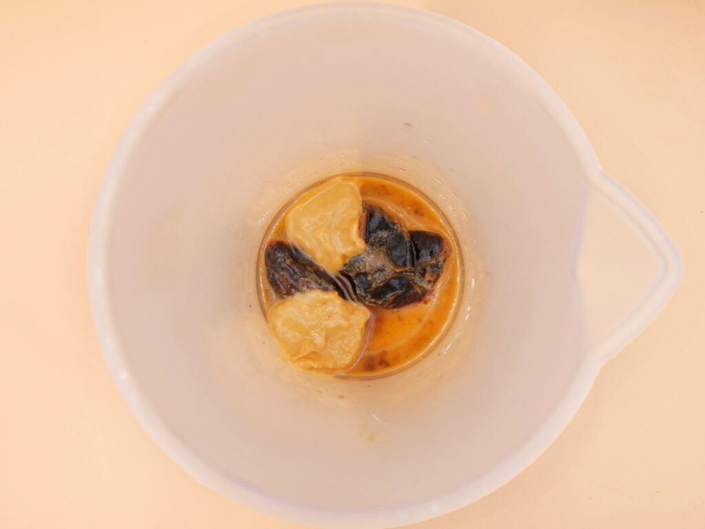 Bułka z kurczakiem, serem camembert i musem daktylowym przepis