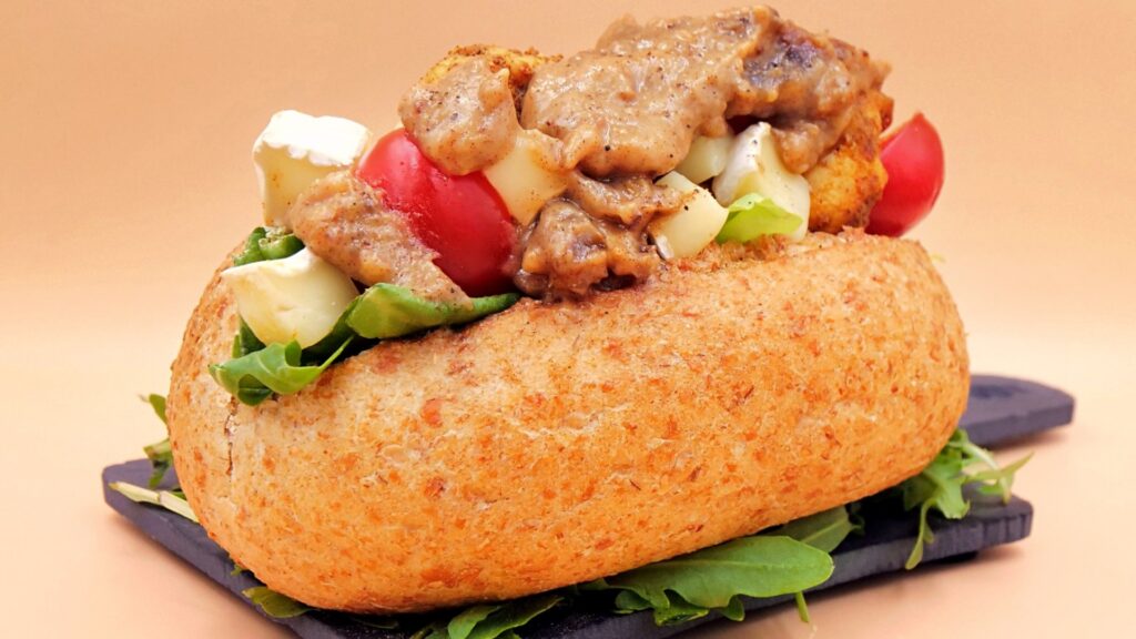 Bułka z kurczakiem, serem camembert i musem daktylowym przepis