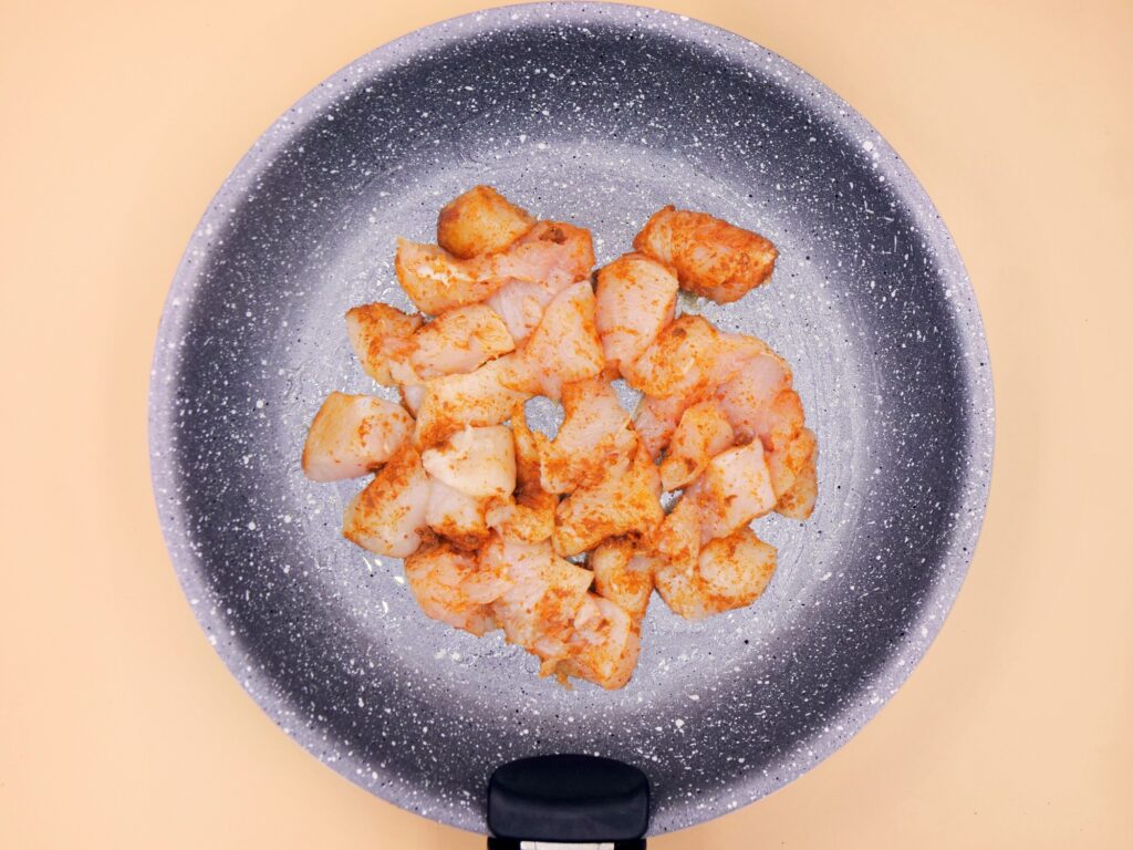 Bułka z kurczakiem, serem camembert i musem daktylowym przepis