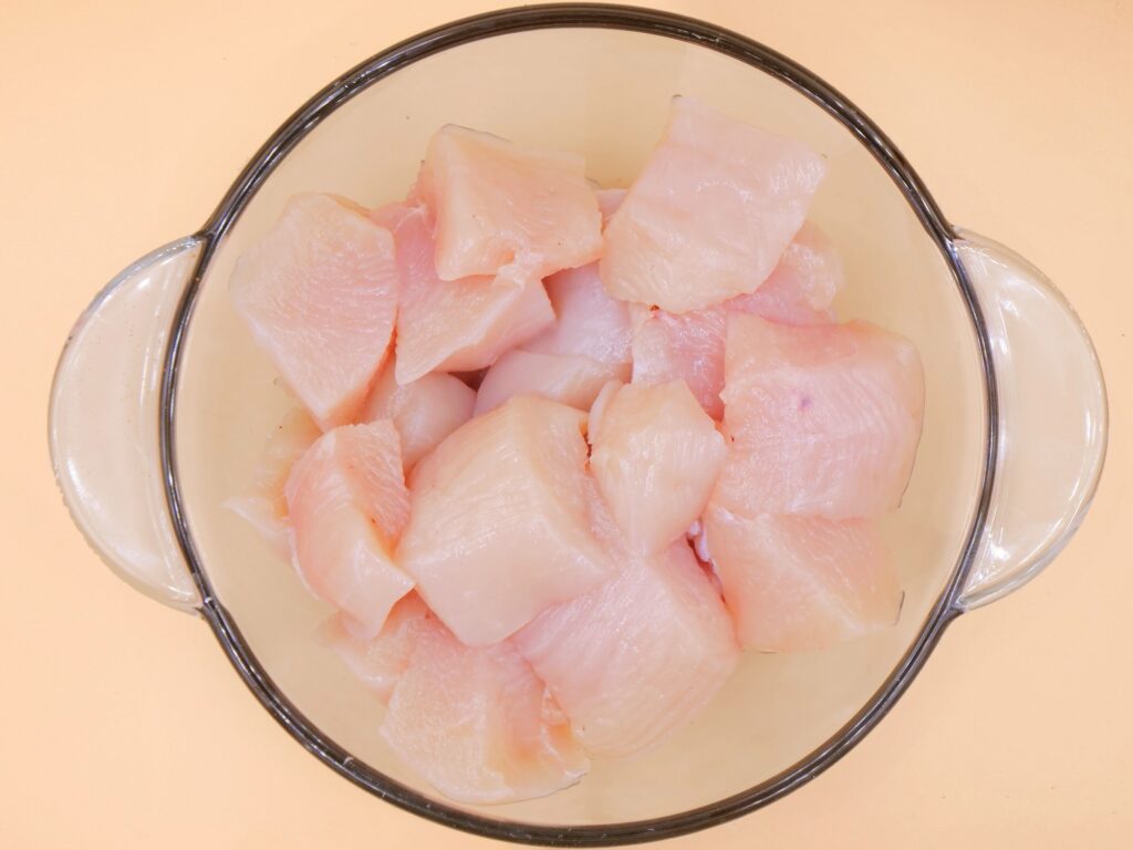 Bułka z kurczakiem, serem camembert i musem daktylowym przepis