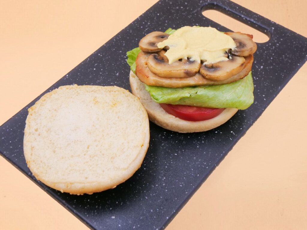burger ze schabem i pieczarkami przepis