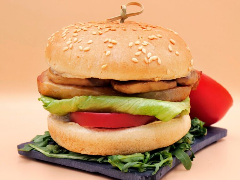 burger ze schabem i pieczarkami przepis