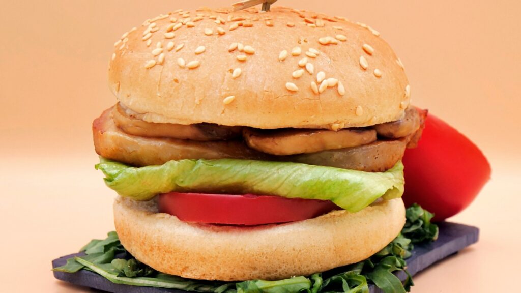 burger ze schabem i pieczarkami przepis