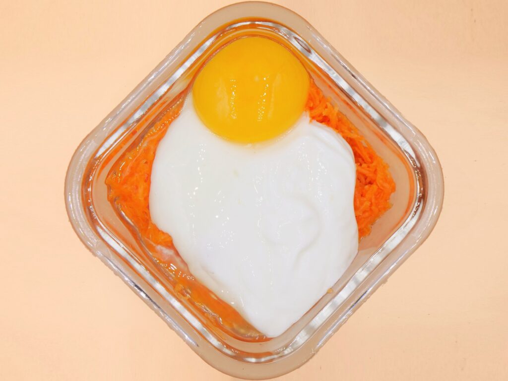 Ciasto marchewkowe z polewą białkową przepis