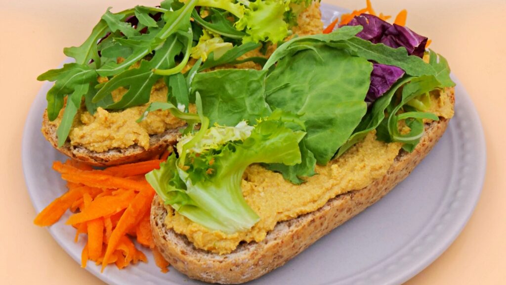 Kanapki z pastą z czerwonej soczewicy i tofu przepis