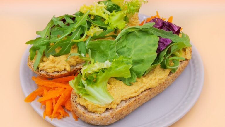 Kanapki z pastą z czerwonej soczewicy i tofu przepis