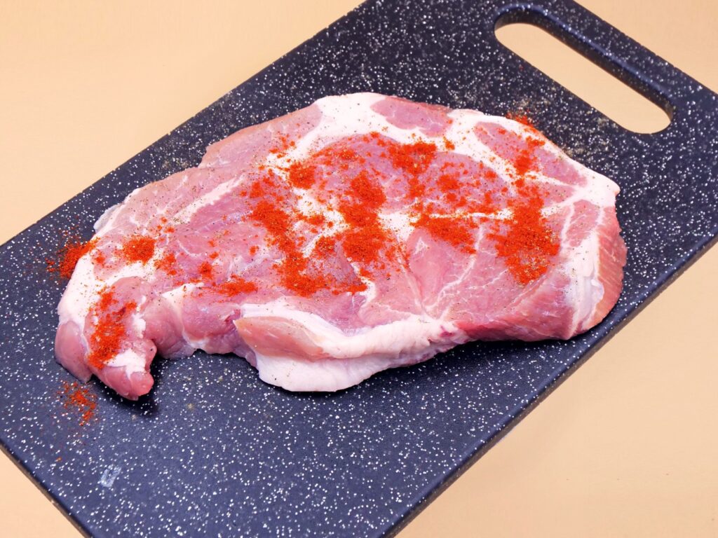 Keto burger z musztardową karkówką i sosem majonezowo-ketchupowym przepis