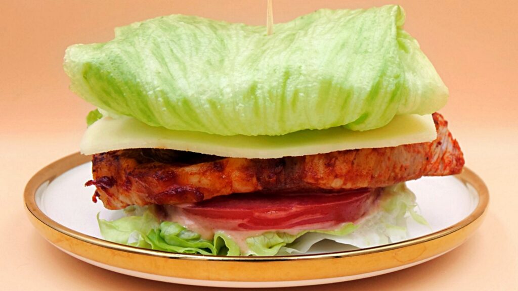 Keto burger z musztardową karkówką i sosem majonezowo-ketchupowym przepis