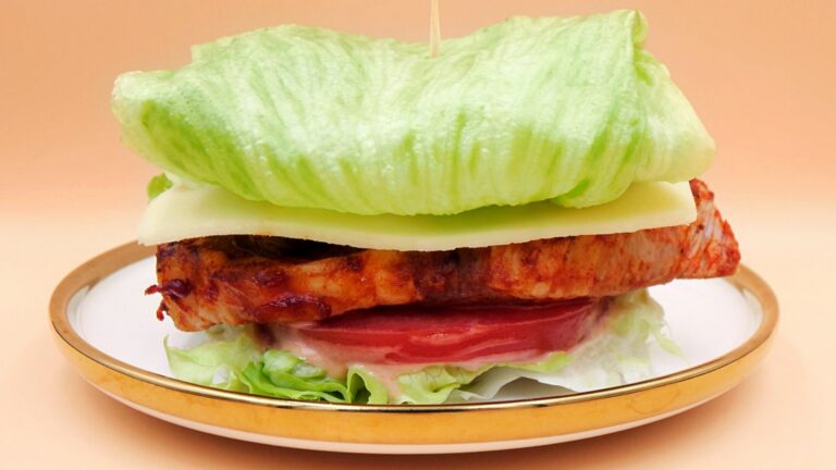 Keto burger z musztardową karkówką i sosem majonezowo-ketchupowym przepis