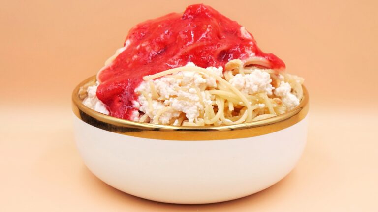 Makaron z twarogiem, odżywką białkową i musem truskawkowym przepis