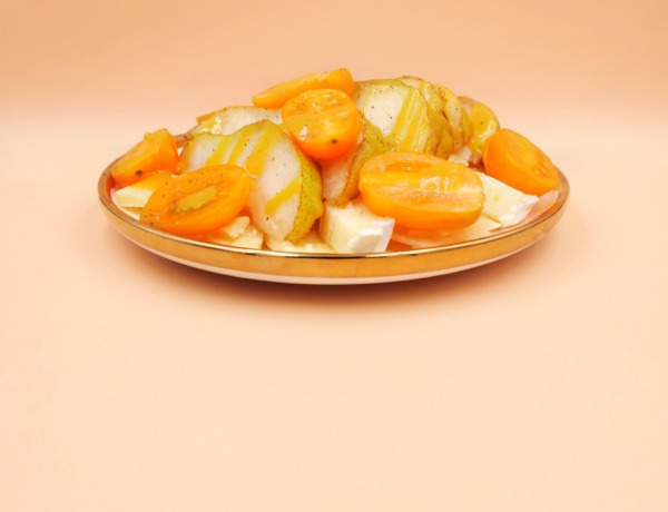 Sałatka serowa z gruszką i sosem musztardowym przepis