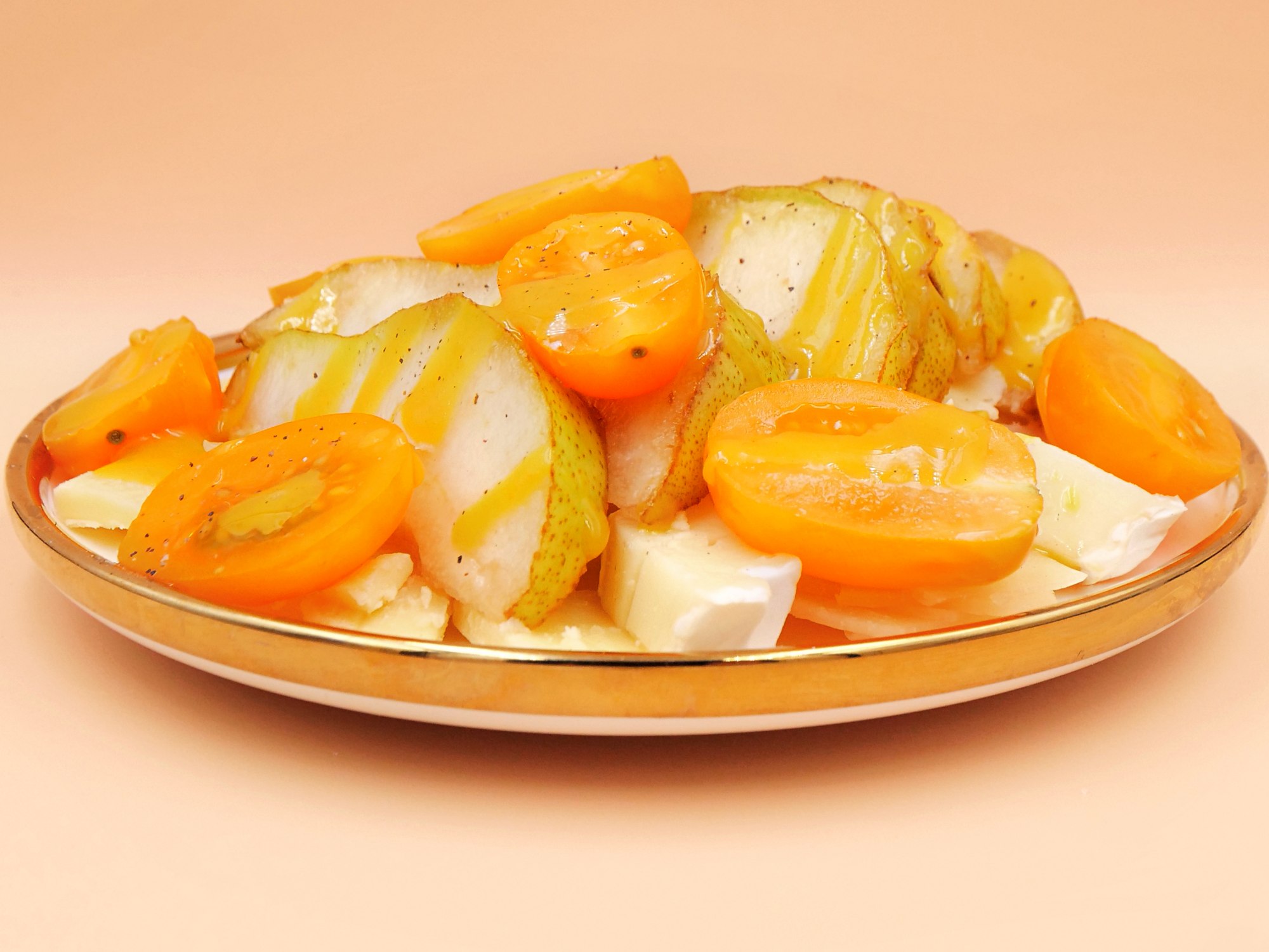 Sałatka serowa z gruszką i sosem musztardowym przepis