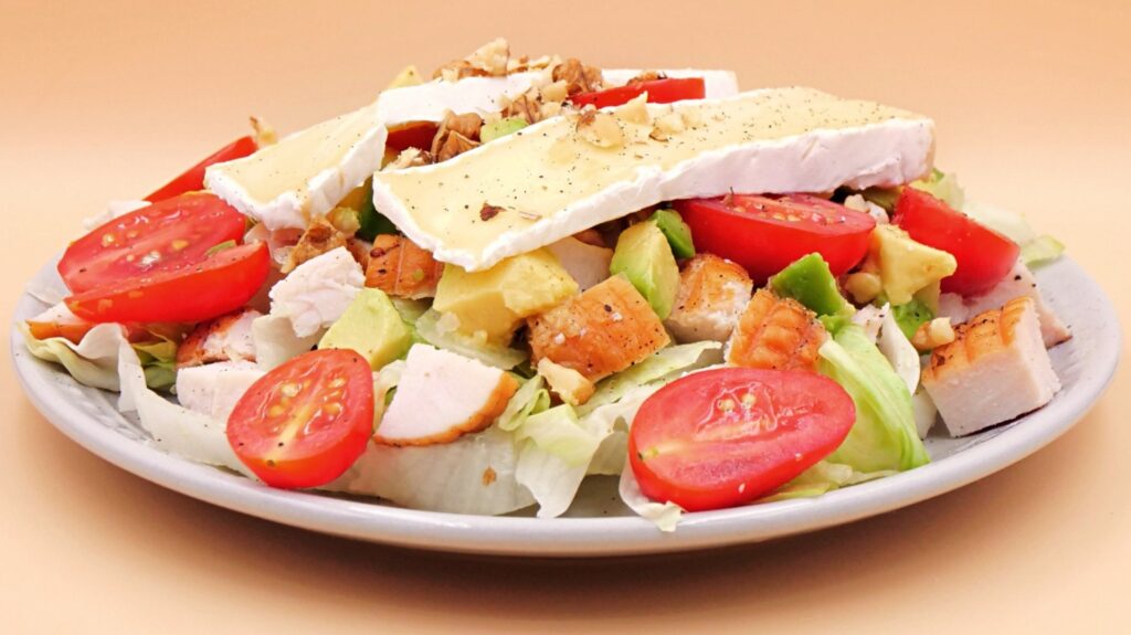 Sałatka z wędzonym kurczakiem, serem camembert i awokado przepis