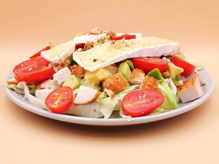 Sałatka z wędzonym kurczakiem, serem camembert i awokado przepis